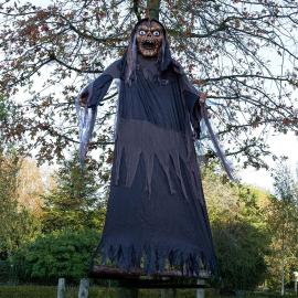 Gigantisk H&auml;ngande Zombieh&auml;xa Prop 350 cm