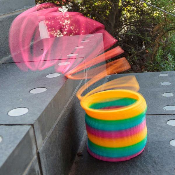 Regnbågsfärgad Jumbo Slinky