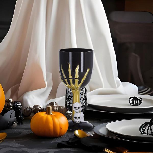 Vinglas med Skeletthand