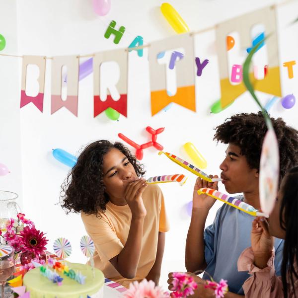 Flaggirlang Happy Birthday i Trä 4 m