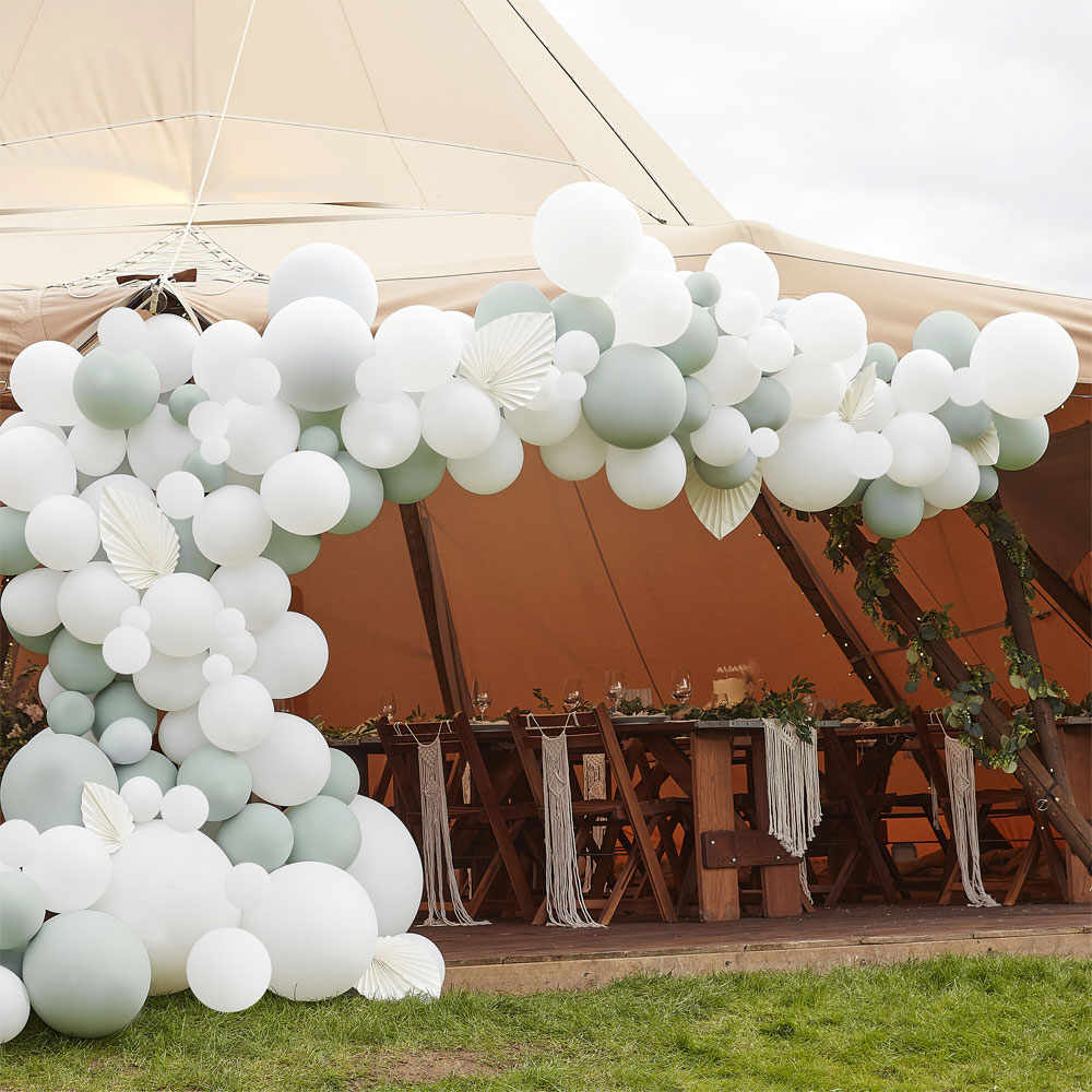Läs mer om Ballongbåge med Dekorationer Luxe Grön/Vit